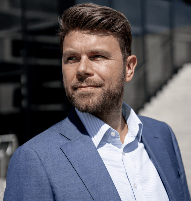 Man wearing a stylish system